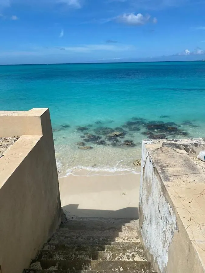 Cozy Beach Townhouse-Shared Space- Cash Only Nassau Homestay