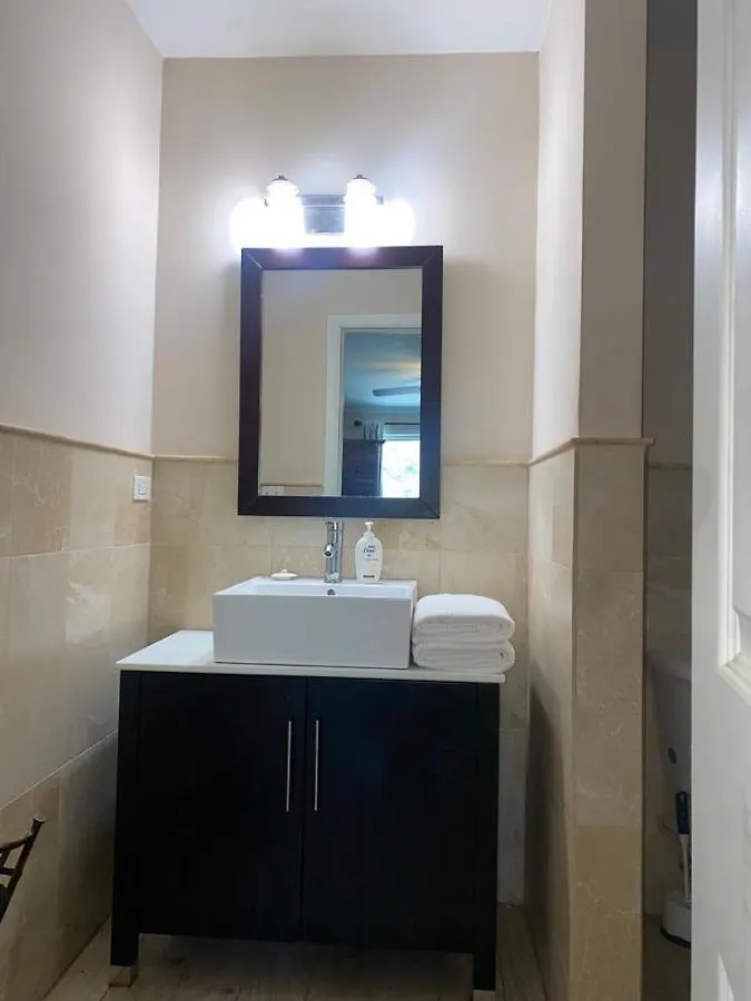 Cozy Beach Townhouse-Shared Space- Cash Only Nassau Homestay