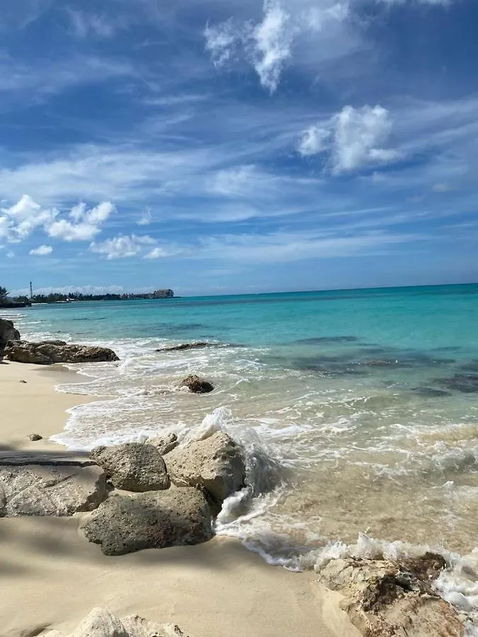 Cozy Beach Townhouse-Shared Space- Cash Only Nassau