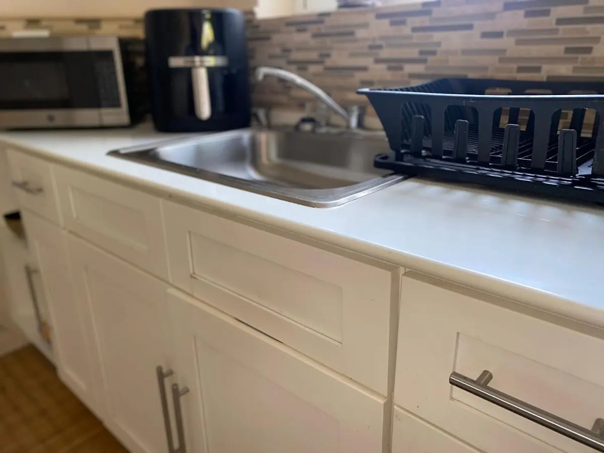 Homestay Cozy Beach Townhouse-Shared Space- Cash Only Nassau