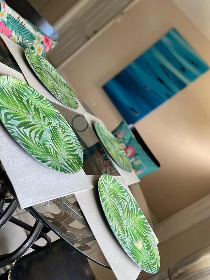 홈스테이 Cozy Beach Townhouse-Shared Space- Cash Only 나사우 바하마