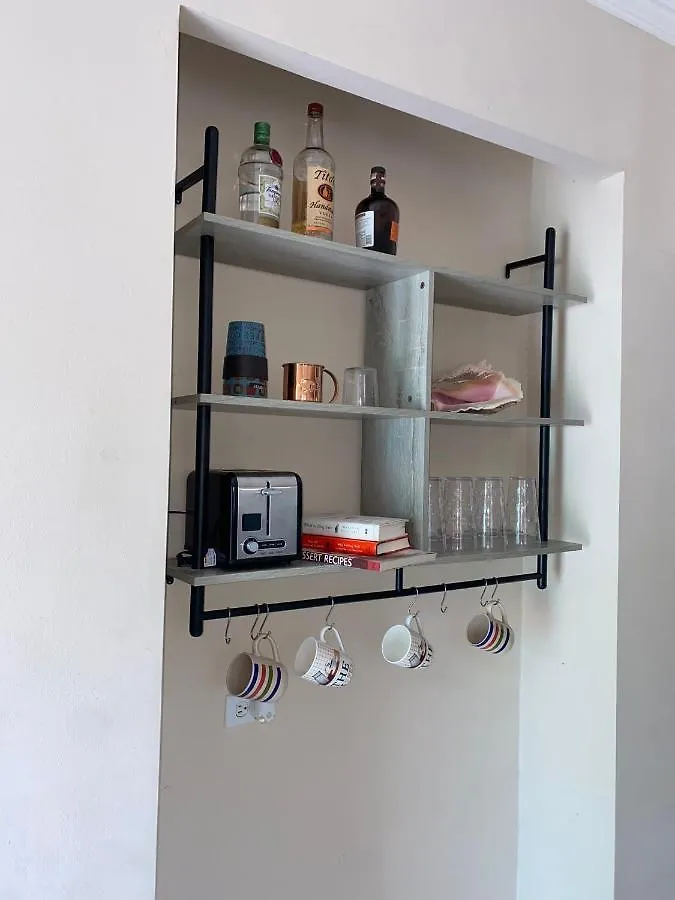 Cozy Beach Townhouse-Shared Space- Cash Only 나사우